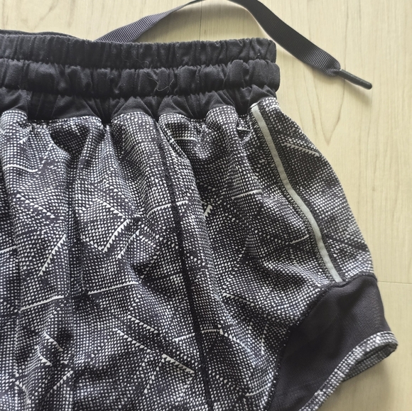 Lululemon Hotty Hot Shorts Sz 6 Drawstring Geometric Dot Black Lined 2.5" - Picture 11 of 13